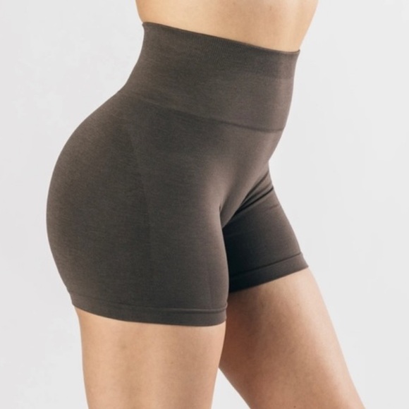 NWT Alphalete Amplify 4.5” Shorts in Mocha - Picture 4 of 4